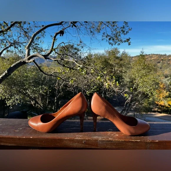 Tory Burch 🔥🔥🔥Rich Tan Leather Leopard Print accent pumps - Picture 2 of 12